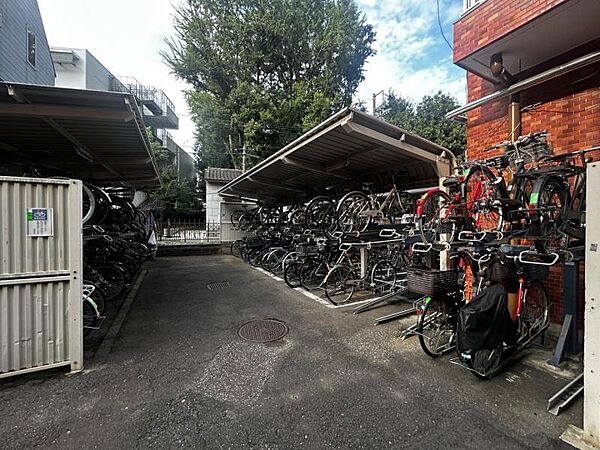 【駐輪場】屋根付きの駐輪スペースがあり、雨の日も安心です。