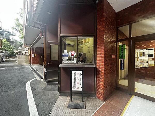 【エントランス】しっかりと管理が行き届いており、いつも共用部は綺麗に保たれています。