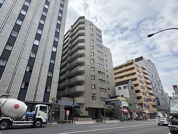 【外観】確かな安心感を湛える重厚な佇まい。行き届いた管理が、歳月とともに深みと価値を増していく。