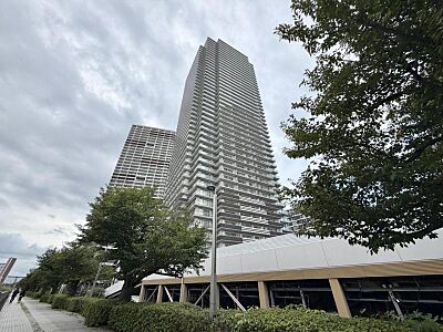 外観：【外観】空へと伸びる、圧倒的な存在感。未来の暮らしが、ここから広がる。