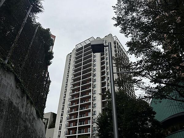 【外観】空へと伸びるシャープなライン。洗練された都市生活の象徴。