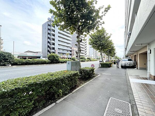 【周辺環境】小さなお子様連れやベビーカーでの移動も安心な、平坦で整然とした街並み。