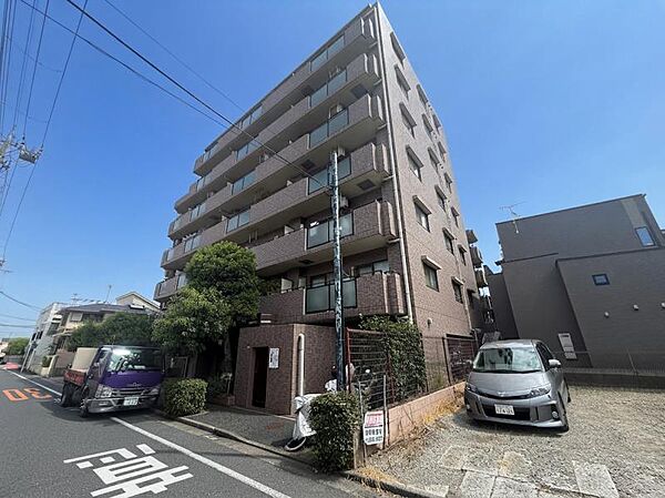 【外観】周囲の街並みと調和する落ち着いた色調。上質な日常を予感させる。