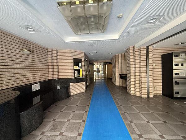 【エントランス】管理の行き届いた清潔な空間。