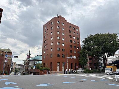 外観:【外観】赤レンガ調の外観が印象的なマンション。時を重ねても色褪せない、レトロで落ち着きのある佇まいが魅力です。 外観:【外観】赤レンガ調の外観が印象的なマンション。時を重ねても色褪せない、レトロで落ち着きのある佇まいが魅力です。