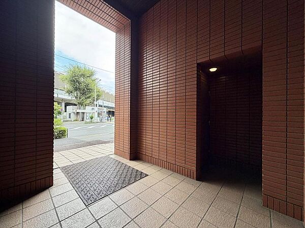 【エントランス】しっかりと管理が行き届いており、いつも共用部は綺麗に保たれています。
