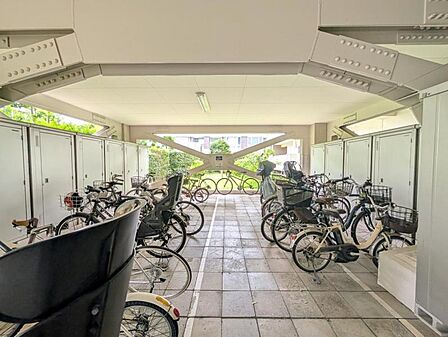 【駐輪場】屋根付きの駐輪スペースがあり、雨の日も安心です。