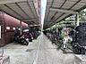 エントランス：【駐輪場】屋根付きの駐輪場は雨の日などにとても重宝します。