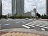 エントランス：【周辺環境】スッキリとした前面道路がもたらす、開放感のある住環境。