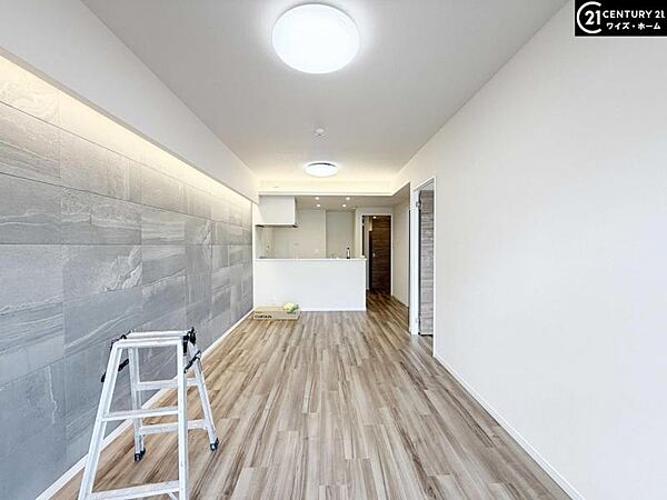 【LDK：13.8帖】明るい陽光が注ぎ、寛ぎの雰囲気に満たされるダイニング。