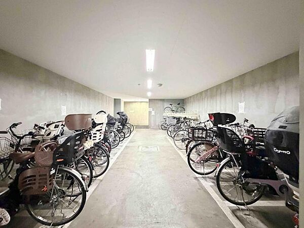 【駐輪場】屋内自転車置き場のため雨風の影響を受けにくく、保管環境も良好です。