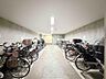 エントランス：【駐輪場】屋内自転車置き場のため雨風の影響を受けにくく、保管環境も良好です。