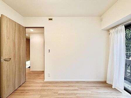 【洋室:4.9帖】シンプルで落ち着いた洋室は寝室に。一日の終わりに、ほっとひと息つけるプライベート空間です。