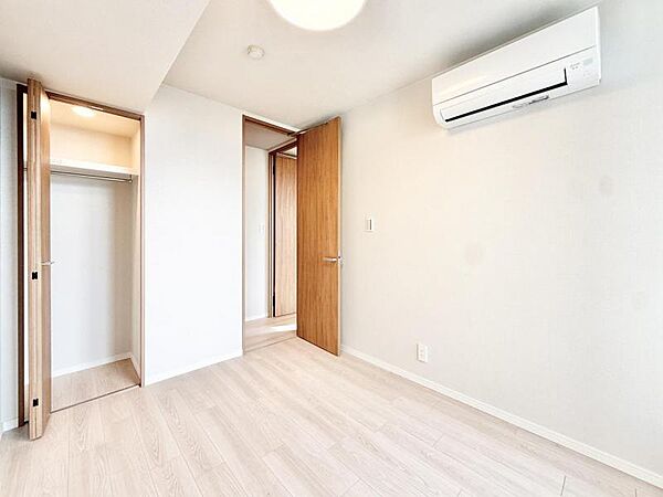 【洋室:6.6帖】採光が入りやすい明るい洋室です。