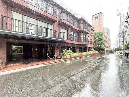 【外観】住む人や訪れる人を室内へと優しくエスコートします。