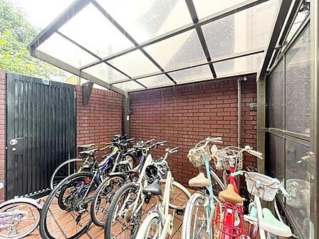 【駐輪場】屋根付きの駐輪スペースがあり、雨の日も安心です。