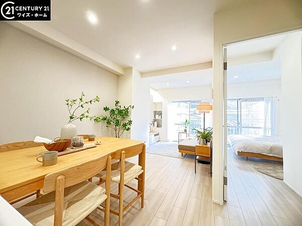 【LDK】LDKは陽当たり良好、システムキッチン完備で料理も快適。風通しも良く心地よい暮らしが叶う空間です。
