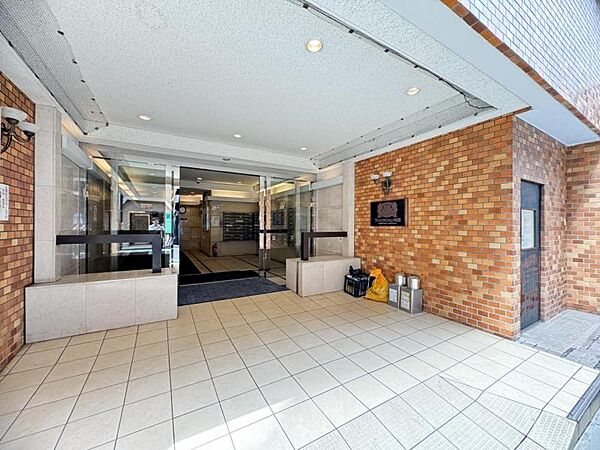 【エントランス】　しっかりと管理が行き届き開放感があり明るいマンションの顔