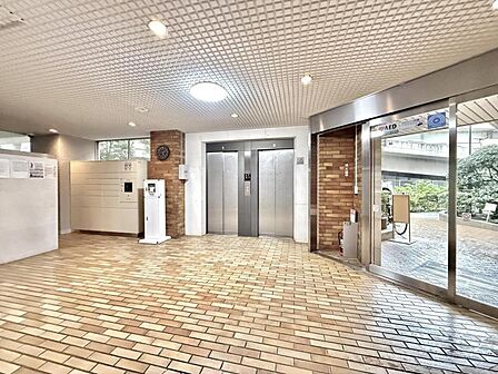 【エントランス】建物の顔となる上品なエントランス。