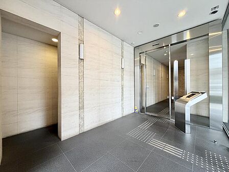 【エントランス】日常の始まりと終わりを彩る空間。