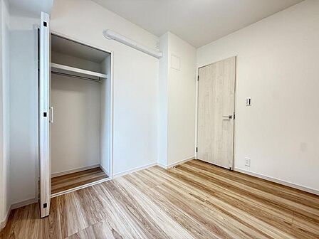 使い勝手の良い収納が豊富で、物が多くてもスッキリ片付けられます。
