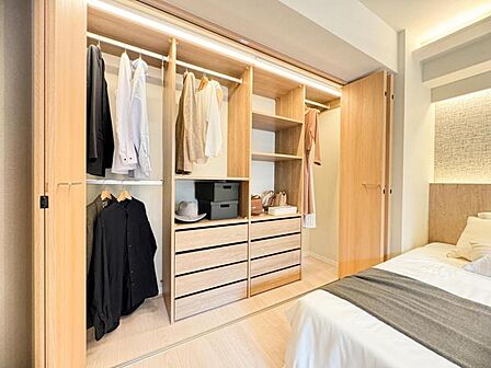 【収納】 大型のクローゼット完備。衣類だけではなく上部にバッグなどの小物、下部には季節の家電やスーツケース等スッキリと収納可能です