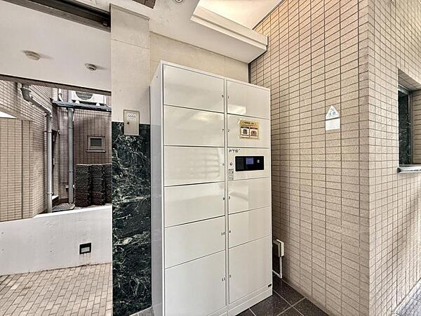 【宅配ボックス】不在時も安心の宅配ボックス。忙しい現代の暮らしに寄り添う設備。