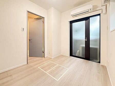 【洋室：4.2帖】　木目の美しいフローリングは落ち着いた色彩で統一されどんなテイストの家具もピッタリマッチします。