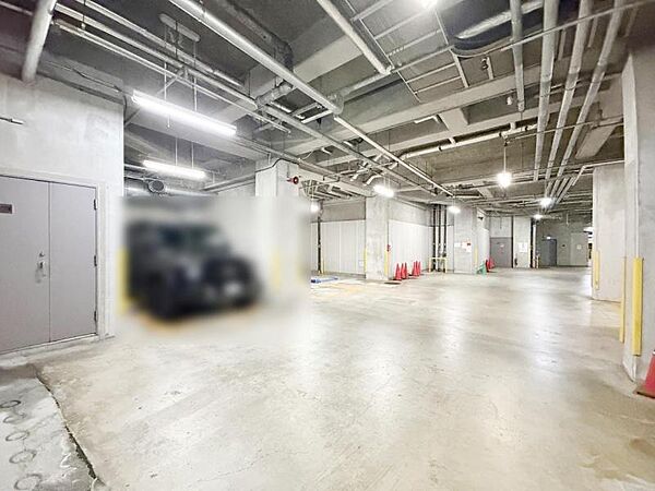 優雅さも感じられる重厚で高級感のあるエントランスです。