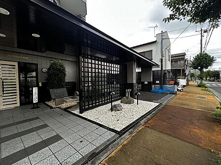 【エントランス】落ち着いた雰囲気のエントランスです。