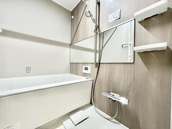 【浴室】　足を伸ばしてゆったり入れるユニットバスで1日の疲れをゆっくり癒していただけます。