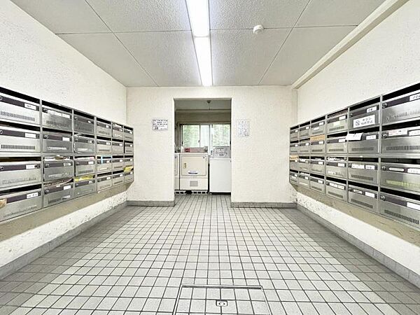【エントランス】不在時にも便利な宅配ボックスを備えています。
