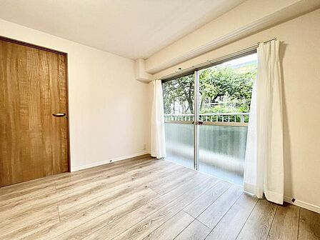 【洋室】明るく落ち着いた雰囲気のお部屋です。