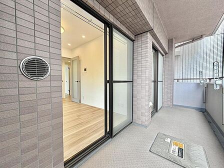 【バルコニー】洗濯物が気持ちよく乾きそうな南西向きのバルコニー付き!