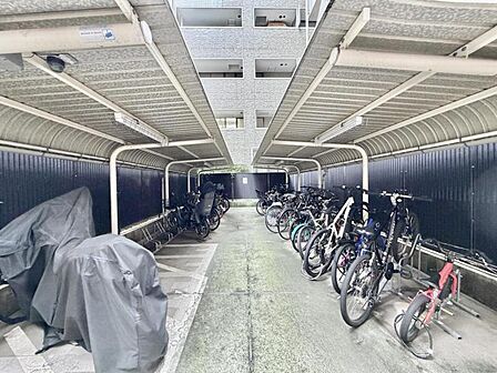 【駐輪場】敷地内に整理された駐輪場があり、愛車の保管に便利。