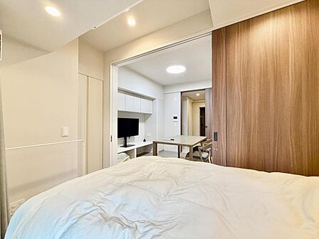 【洋室:4.0帖】 シンプルで綺麗な形の居室は季節に合わせてインテリアを楽しみながらお住まいいただけます。