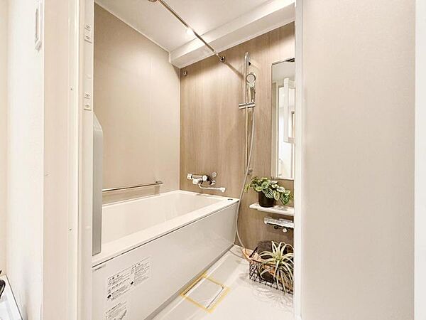【浴室】1日の終わりにご褒美を。機能充実の明るいバスルーム。