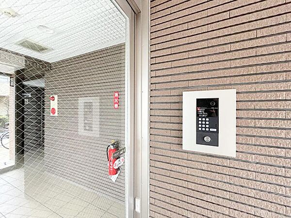 【オートロック】　オートロック・モニタ付インターホンでセキュリティ面で安心。