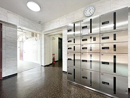 【エントランス】荷物の受け取りに便利な宅配ボックスを完備しています。