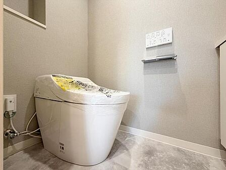 【トイレ】 小さなお子さまも使うトイレだからこそ、掃除のしやすさは大切。床材や壁の素材にも配慮され、日々のメンテナンスがぐっとラクになります。
