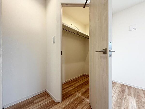 【収納】　大きなWICが完備。衣類や大きな家電などをマルチに収納できて住空間をより広げてくれます。