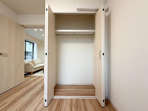 【収納】　各居室に収納完備で住空間に心地よい余白を、生活動線にゆとりをもたらしてくれる