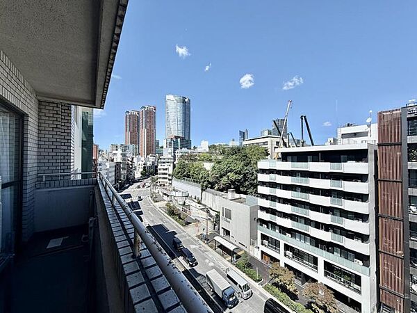 【バルコニー】開放感と爽やかな風を感じるバルコニー。
