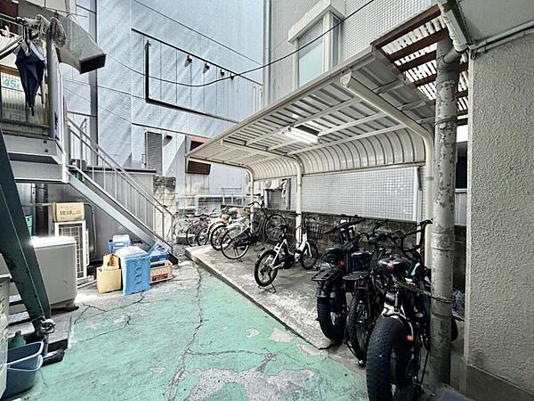 【駐輪場】屋根付きの駐輪スペースがあり、雨の日も安心です。