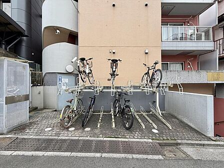 【駐輪場】敷地内に設置されており、日々の利用にも便利です。