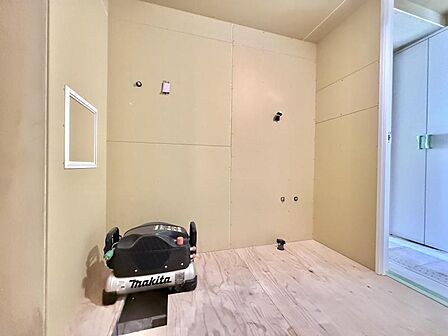 【洗面所】洗面台と洗濯パンが並ぶ洗面所は、家事動線が整った頼れる場所。忙しい朝もストレスフリー。