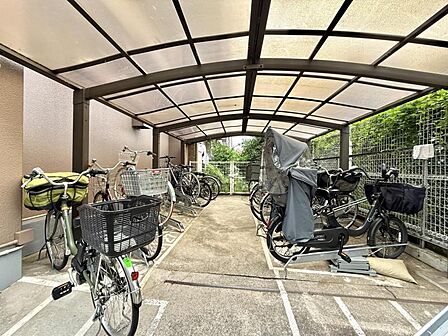 【駐輪場】屋根付きの駐輪スペースがあり、雨の日も安心です。