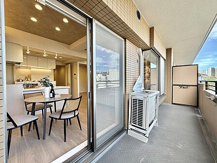 【バルコニー】心地よい風と豊かな採光が舞い込む贅沢なバルコニーです。