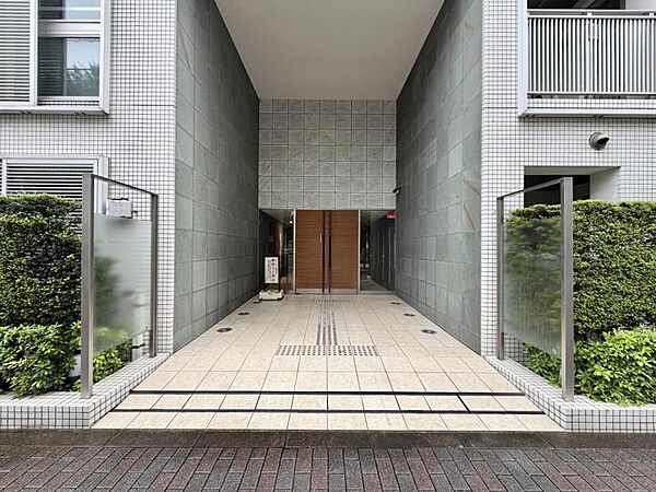 【エントランス】上質な雰囲気を纏う共用スペース。
