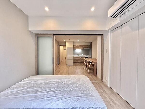 【洋室：4帖】プライベートなお部屋ではゆったりとした時間を過ごしたいです。落ち着いた時間が流れる住空間。